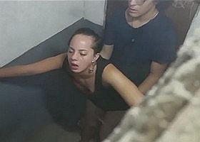 Очкарик шпилит подружку в туалете клуба