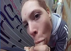 Пацан дает в рот и порет девку у гаражей