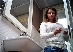 Девушка зайдя в туалет поссать нарвалась на скрытую камеру
