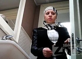 Камера в туалете подсмотрела за писающей девкой