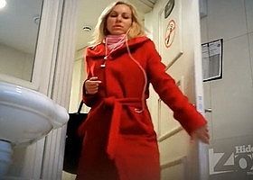 Камера в туалете засняла ссущую блондинку