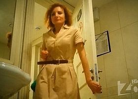 Поставили в туалете камеры и засняли девушку справляющую нужду