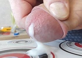 Чувак смотрит порно и дрочит