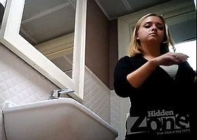 Подглядывают как писает в туалете пухленькая блондинка