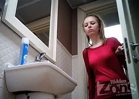 Девка попалась в туалете на скрытую камеру