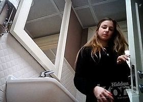 Спустила трусы и красиво писает в туалете