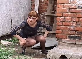 Спалили писающих женщин на улице