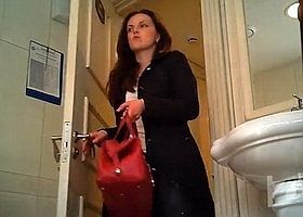 В туалете подсмотрели за писающей девушкой