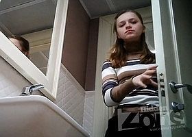 Подглядываем как писает в туалете молодая девушка