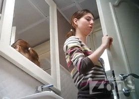 Молодуха спустила трусы и пописала перед скрытой камерой