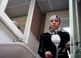 Подглядывают в туалете за молодой писающей девушкой