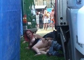 Парочка занимается сексом во время уличного концерта