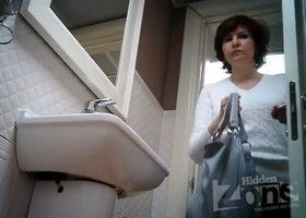 Зрелая женщина писает не замечая скрытую камеру