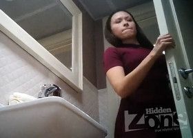 Подглядывание за писающей девушкой в туалете