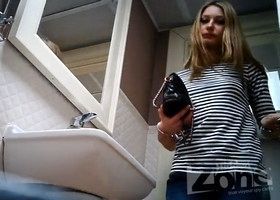 Пока девушка писает в туалете за ней подглядывают