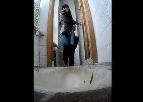 Девушка какает в студенческом туалете