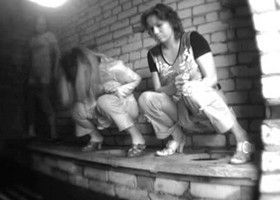 Бабы заходят поссать в кирпичный туалет