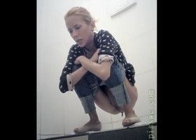 В туалете подглядывают за какающей девкой