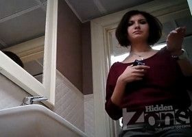 Пописала в туалете перед камерой