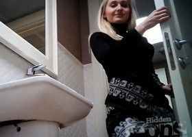 В туалете подглядывают за блондинкой справляющей нужду