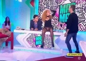 Девка засветила пизду на телешоу