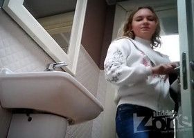 В женском туалете шпионят за молодыми девушками