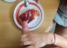 Сделала мужу минет, и поела пирог со спермой