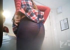 Девушка в колготках писает в туалете