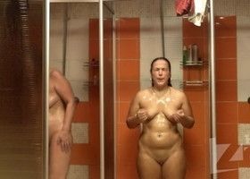 Пышнотелая брюнетка в общественном душе