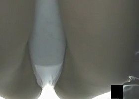 Подглядывание под юбки японкам в магазине