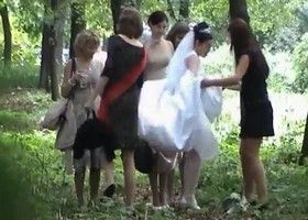 Женщины писают в парке на скрытую камеру