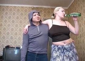Пьяная зрелая баба дала молодому