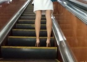 Засветила трусики на эскалаторе