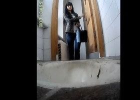Срущая девушка делает это перед камерой
